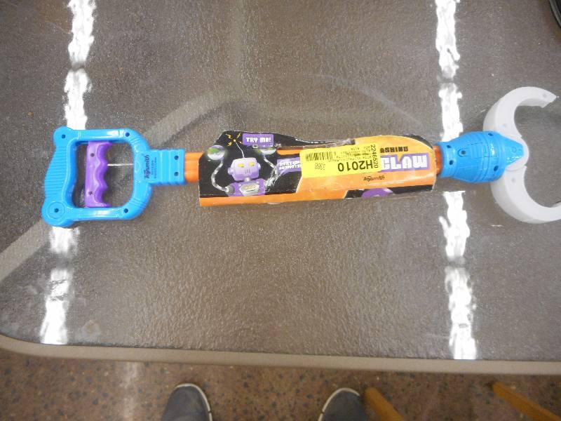 lot 21 image: ALIEN SOUNDING GRABBER TOY