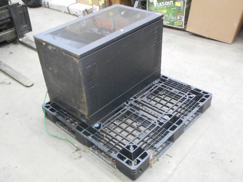 (1) Heavy Duty Plastic Pallet With ...