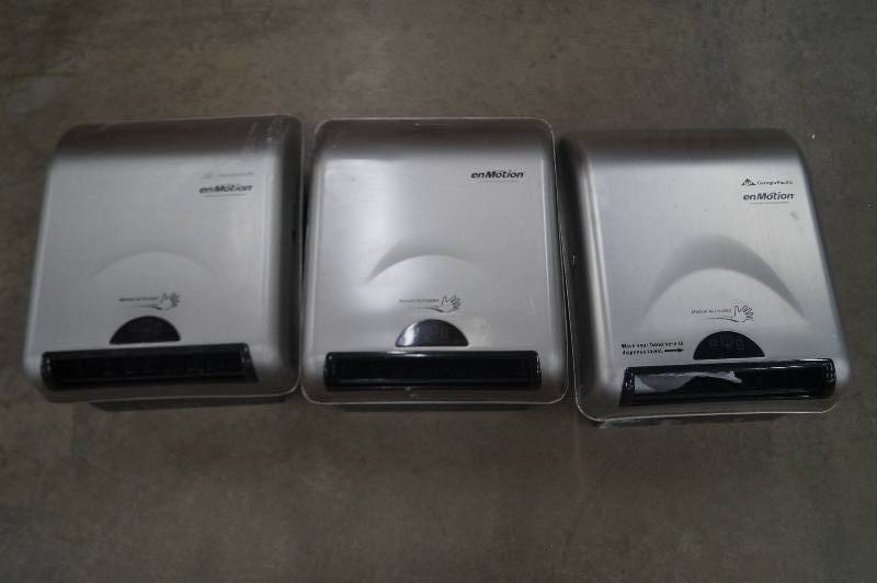 lot 19 image: Paper Towel Dispensers