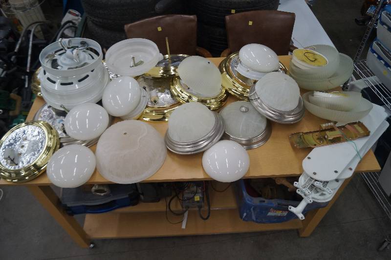 lot 26 image: Household Lights and Fan