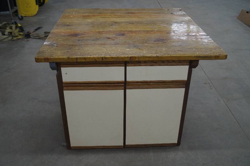 lot 31 image: Wood Working Bench
