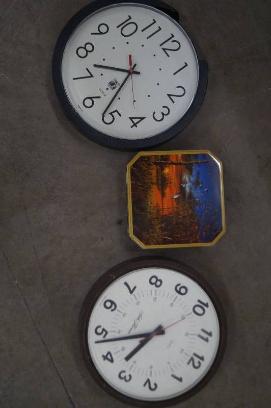 lot 61 image: Decorative Container and Clocks