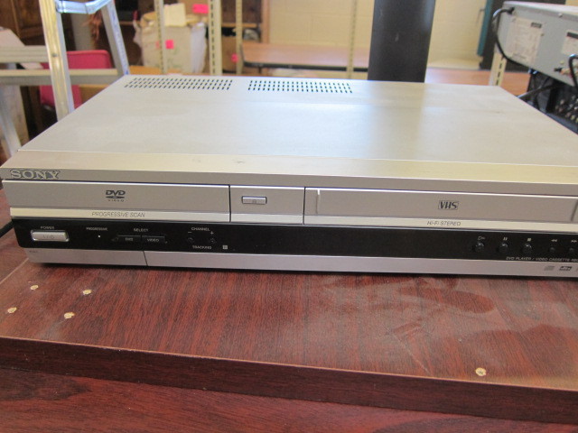 lot 6 image: DVDVHS player recorder