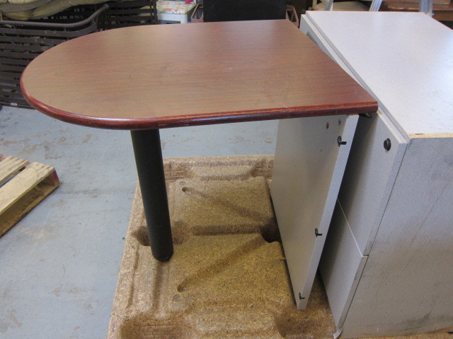 lot 10 image: Desk