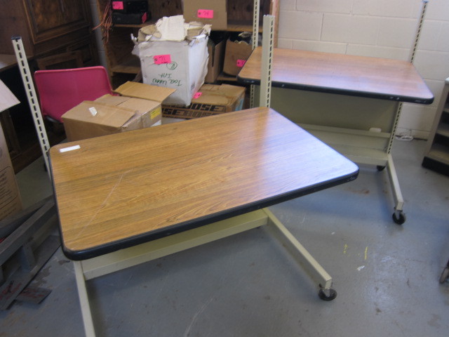 lot 11 image: Rolling Computer Carts