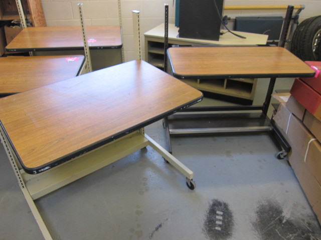 lot 12 image: Rolling Computer Carts