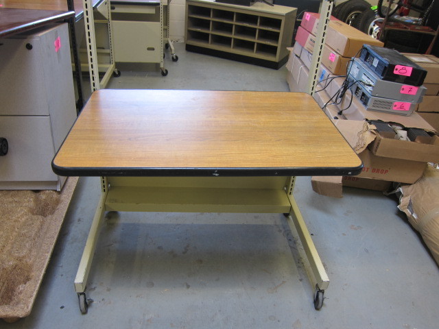 lot 13 image: Rolling Computer Cart