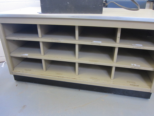 lot 14 image: Metal Cabinet