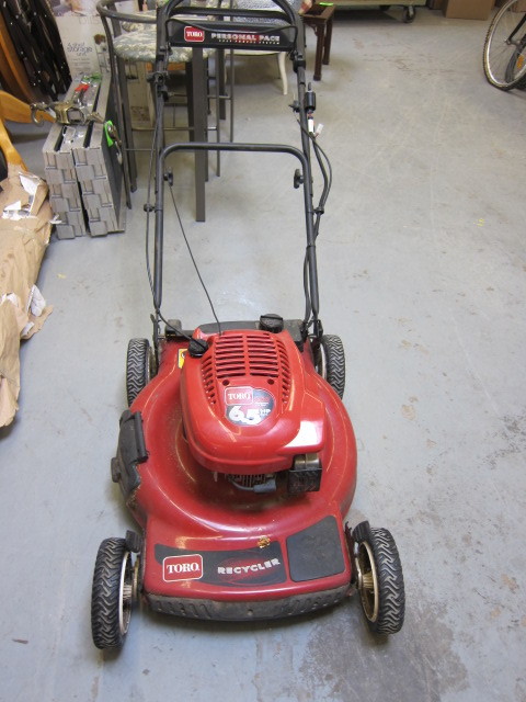 lot 19 image: Lawn Mower