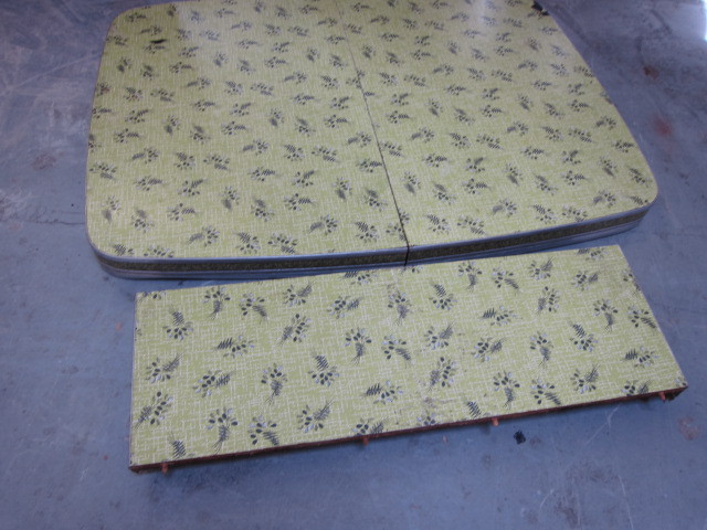 lot 32 image: Dinning Table