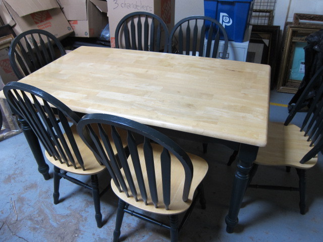 lot 36 image: Dinning Table