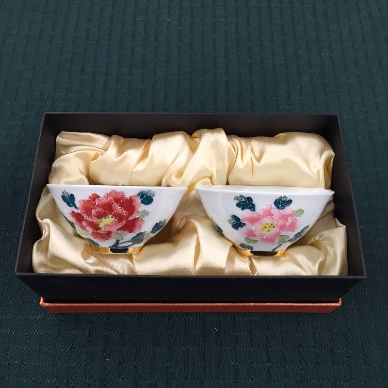 lot 65 image: New in Box Pair Asian Japanese Porcelain Tea Sake Cups Floral Flower Design