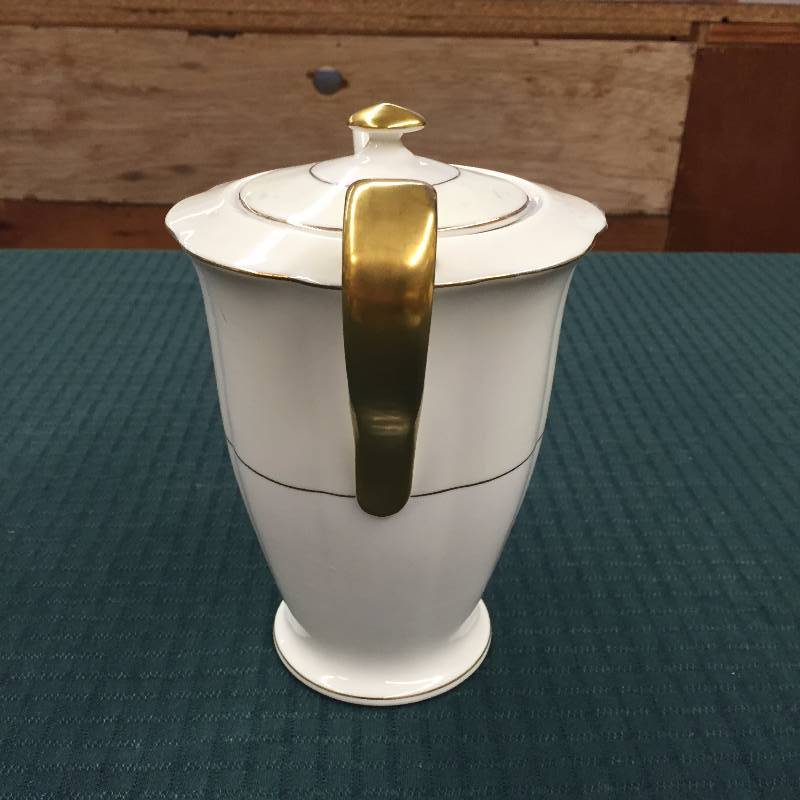 lot 95 image: Vintage Classic Theodore Haviland New York Concorde Pattern Coffee  Teapot Ivory White Gold Trim $$ - Excellent