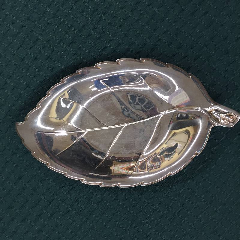 lot 99 image: Vintage Leaf Shaped Bon Bon Bowl in Anniversary Rose (Silverplate,1962,Hollowware) by International Silver - Round Serving Bowl unknown maker - Silver Cup by Moderne