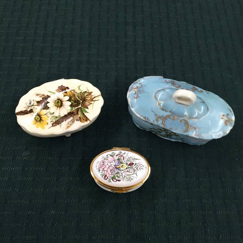 lot 103 image: 3 Antique Porcelain Trinket Boxes Including STAFFORDSHIRE Enamels Hinged Trinket Box Round White Painted Flowers