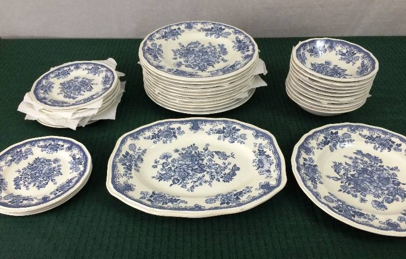 lot 52 image: ELEGANT & EXCELLENT CONDITION VINTAGE SET OF 34 PIECES DINNERWARE STAFFORDSHIRE KENSINGTON BALMORAL BLUE IRONSTONE ENGLAND FLORAL 1801 DINNER PLATES BREAD & BUTTER PLATES BOWLS & 12 OVAL PLATTER