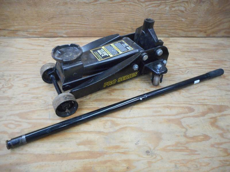 lot 4 image: Black Jack Quick Lift 3-Ton Floor J...
