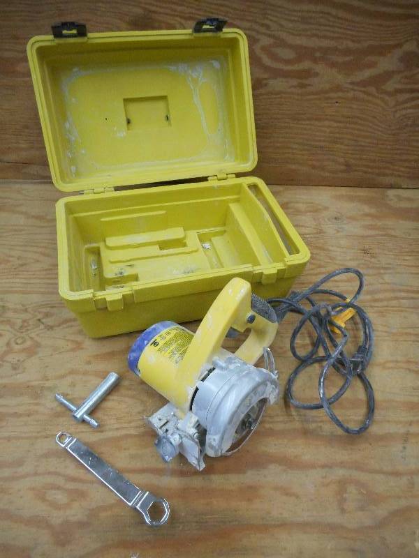 lot 13 image: Qep Handheld Tile Saw With Case ...