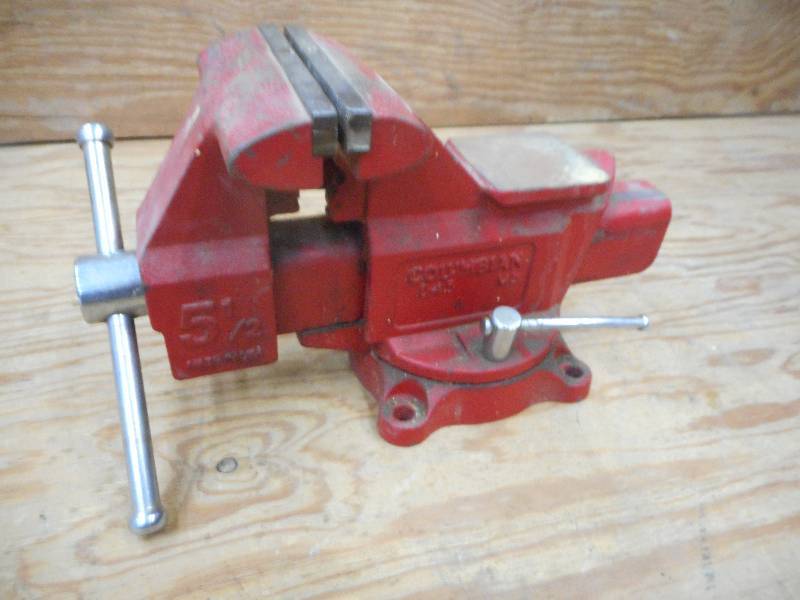 lot 16 image: Columbian D-45 Bench Vise With 5.5...
