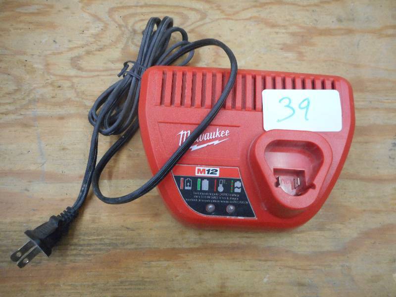 lot 39 image: Milwauee M12 Battery Charger ...