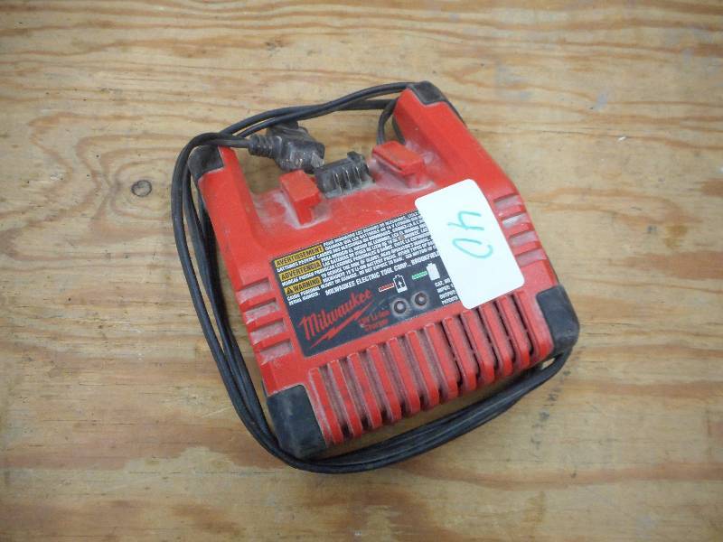 lot 40 image: Milwaukee 18Volt Battery Charger ...