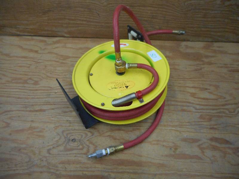 lot 50 image: WallCeiling Mount Hose Reel With 3...