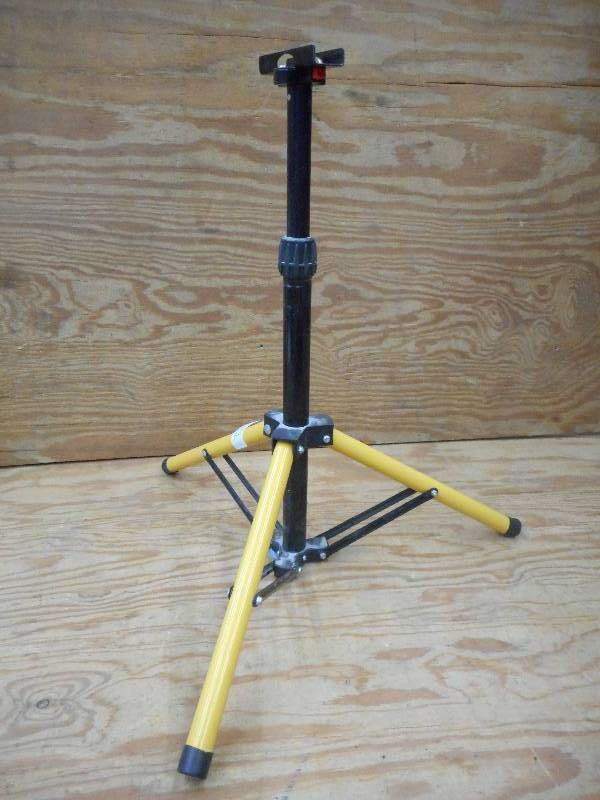 lot 82 image: Adjustable Laser Tri-Pod Stand ...