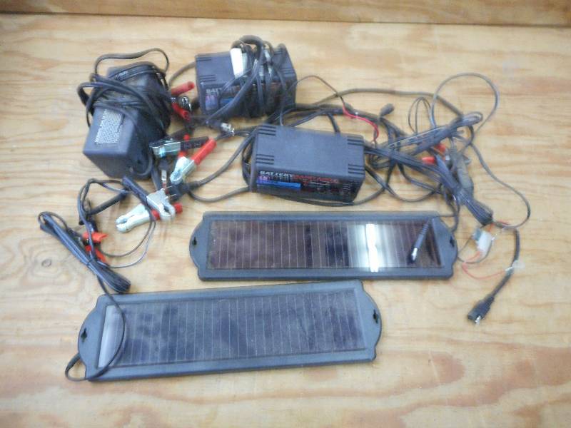 lot 89 image: Bucket Of 12Volt Solar Panels, 1.5A...