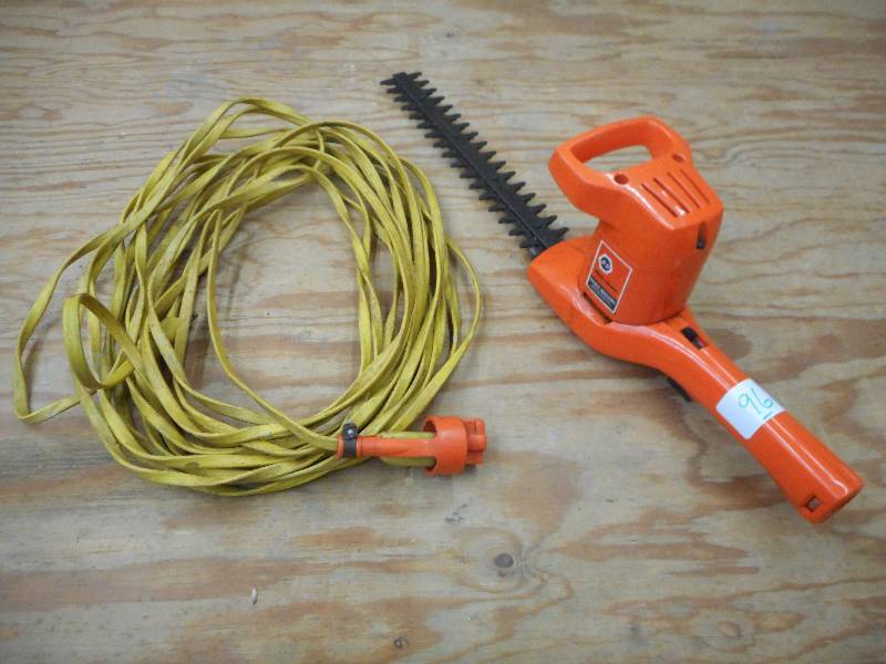 lot 96 image: Black & Decker 16 Electric Hedge T...