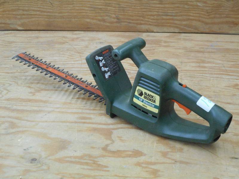 lot 123 image: Black & Decker 16 Electric Hedge T...