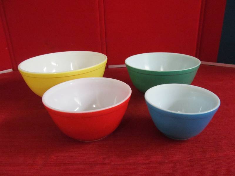 vintage Pyrex bowls