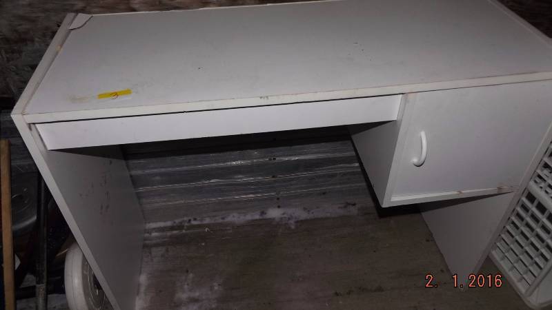 lot 3 image: Sauder Style White Desk