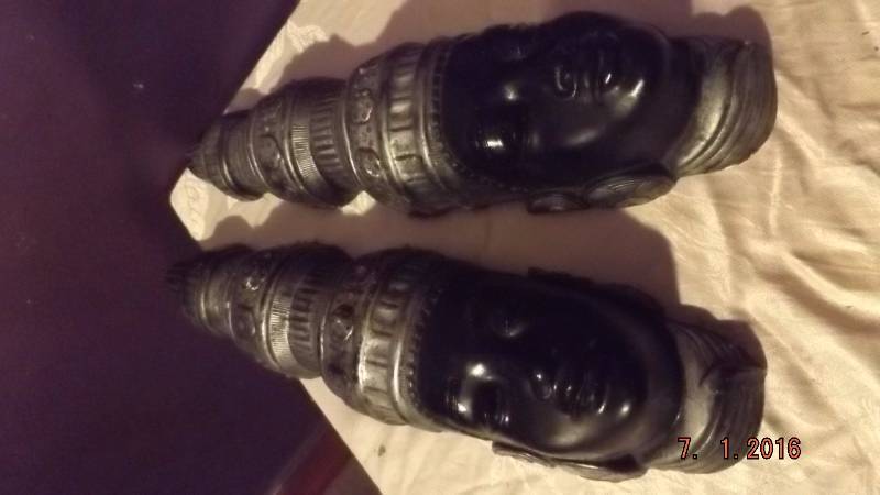 lot 78 image: Lot of 2 Decorative Plaster Heads