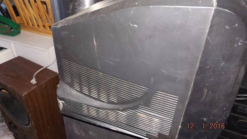 lot 28 image: Small 13 Magnavox TV With Built-In DVD Player-Tested & Works