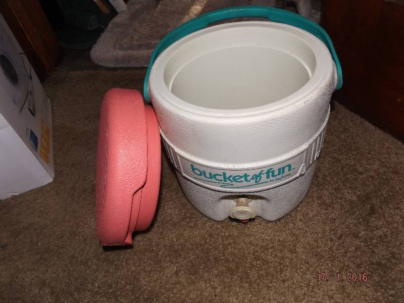 lot 38 image: Igloo Bucket Of Fun Water Cooler