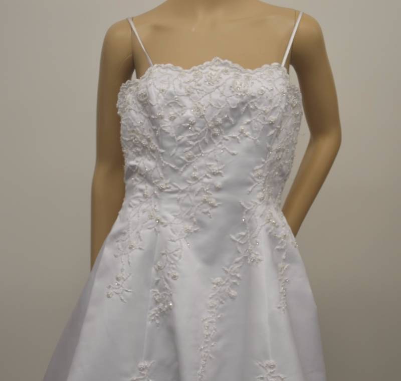 lot 4 image: White A-linePrincess Bridal Gown