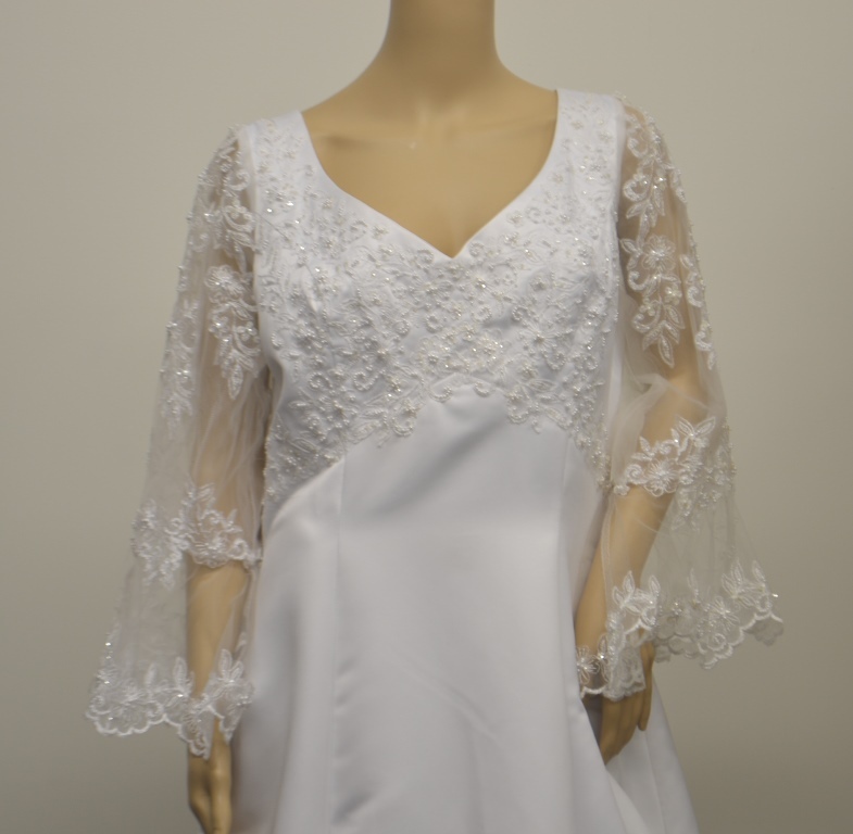 lot 5 image: Eden Bridals White Bridal Gown