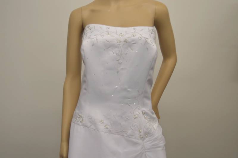 lot 9 image: Eden Bridals White Bridal Gown