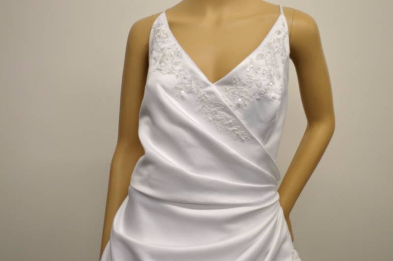 lot 11 image: Eden Bridals White Bridal Gown