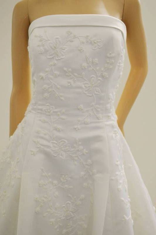 lot 12 image: Off White Bridal Gown