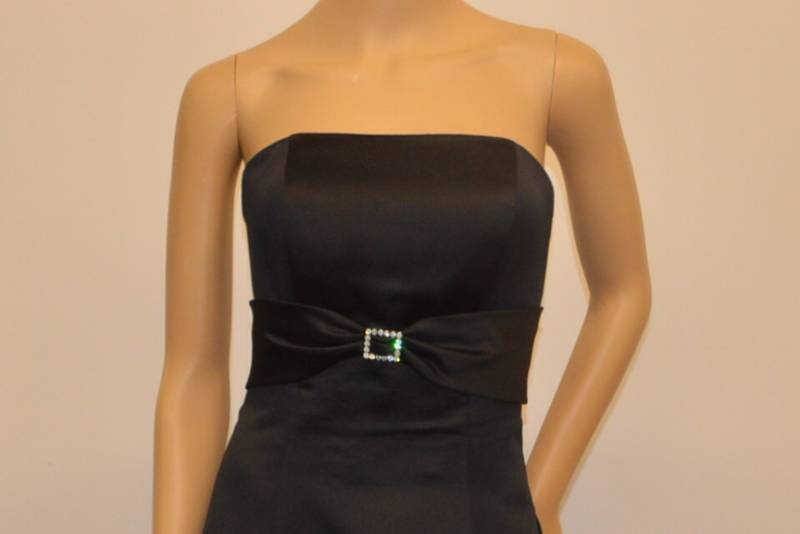 lot 18 image: Mori Lee Black Special Occasion Dress