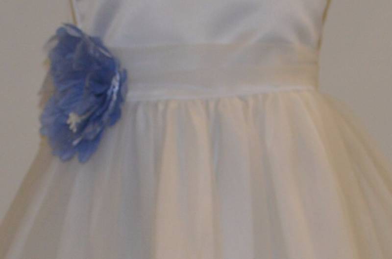 lot 104 image: White Flower Girl Dress