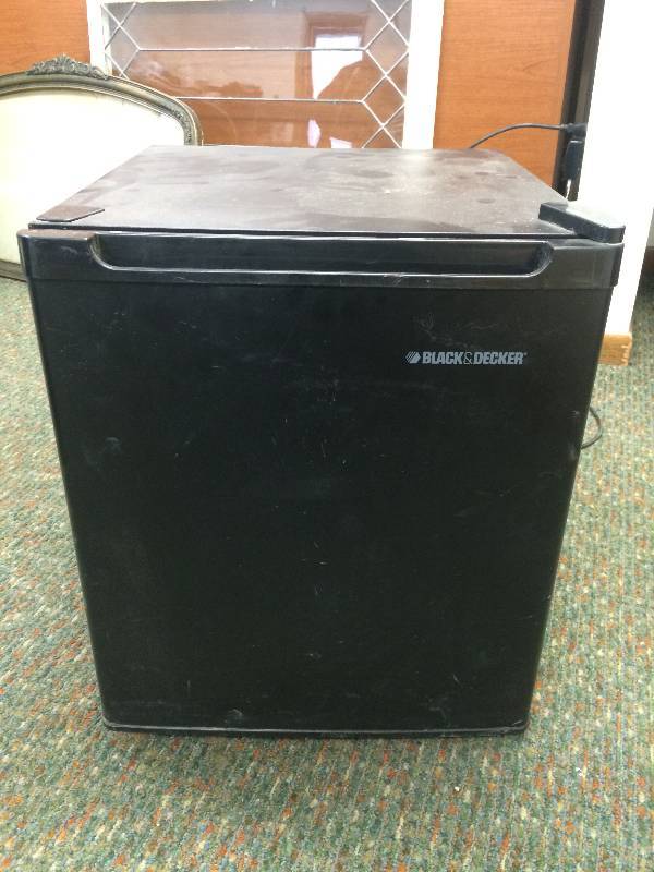 lot 19 image: Mini Refridgerator