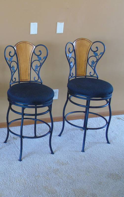 lot 5 image: 2 counter stools
