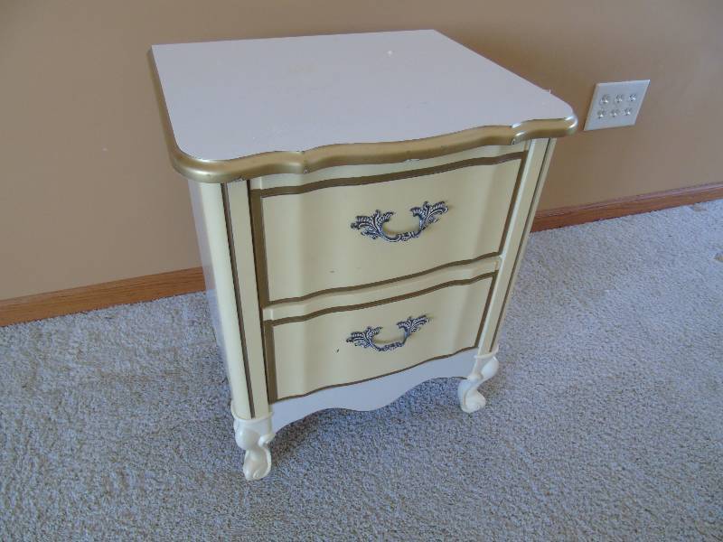 lot 3 image: Victorian Style Nightstand