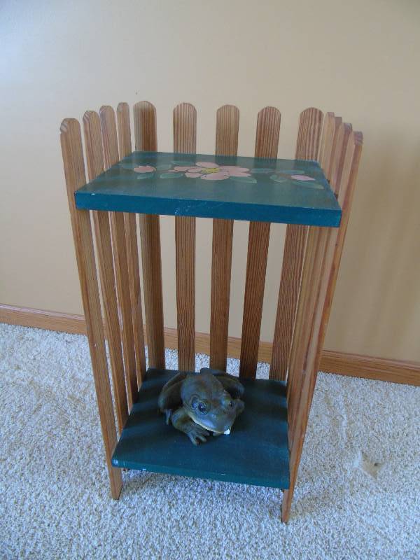 lot 8 image: Small Book Shelf