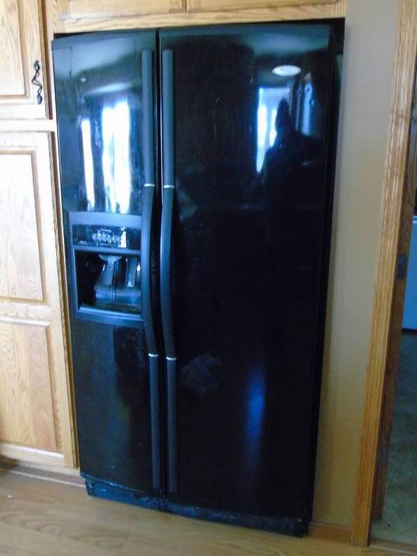lot 10 image: Whirlpool Conquest RefrigeratorFreezer