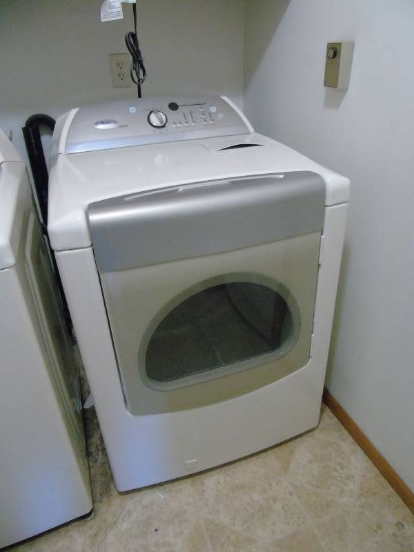 lot 16 image: Whirlpool Cabrio Dryer