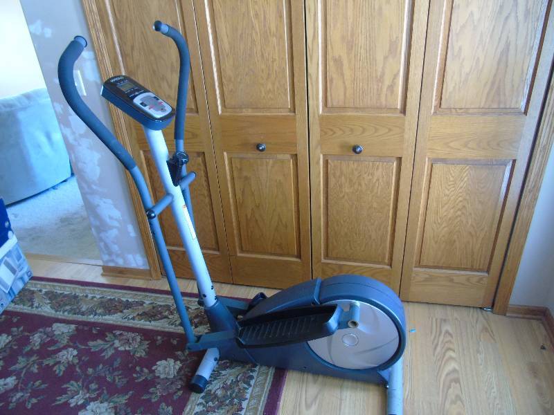 lot 17 image: Weslo Momentum CT 3.0 Eliptical Machine