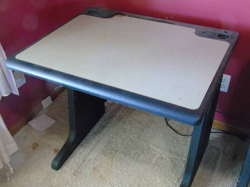 lot 24 image: Small Computer Desk